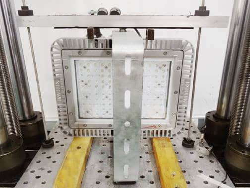 南華LED大功率投光燈沖擊實(shí)驗(yàn)圖